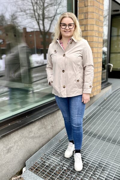 Barbara Lebek Lyhyt Trenssi